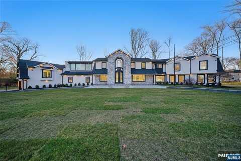 27 Applewood Drive, Upper Saddle River, NJ 07458