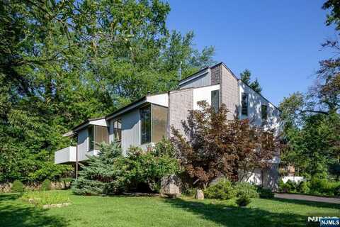 17 Sycamore Avenue, Hillsdale, NJ 07642