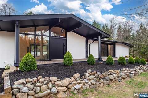 9 Fieldstone Court, Upper Saddle River, NJ 07458