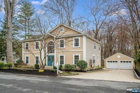 16 Reeds Lane, Woodcliff Lake, NJ 07677