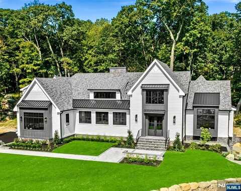 768 W Shore Drive, Kinnelon, NJ 07405
