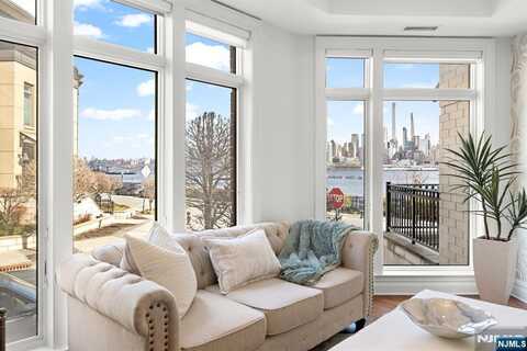 1 Oxford Landing 1, Weehawken, NJ 07086