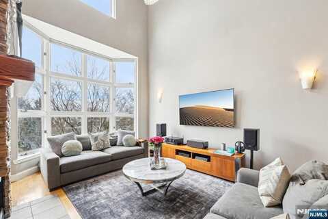 310 Hancock Court, Edgewater, NJ 07020