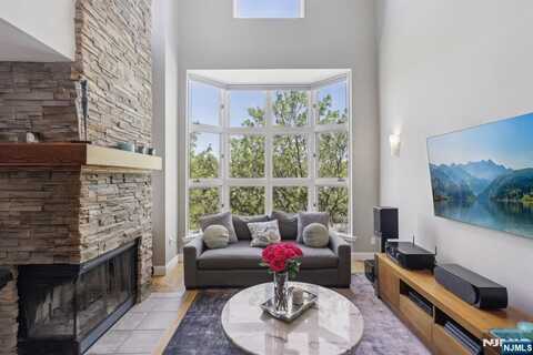 310 Hancock Court, Edgewater, NJ 07020