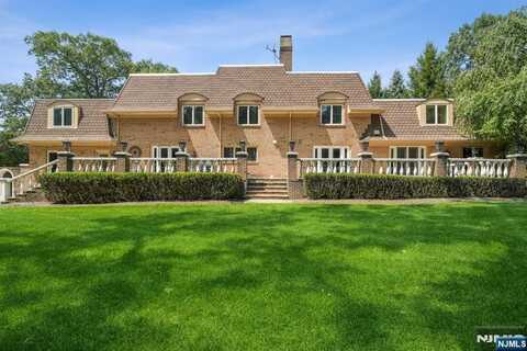 425 Saddle Back Trail, Franklin Lakes, NJ 07417