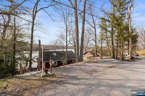 1001 Lakeside Drive, Vernon, NJ 07422