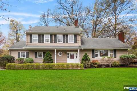 18 Twinbrook Court, Ramsey, NJ 07446