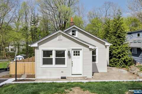14 Dow Avenue, Waldwick, NJ 07463
