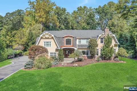 13 Split Rock Road, Upper Saddle River, NJ 07458