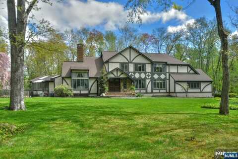 40 Mohegan Trail, Saddle River, NJ 07458
