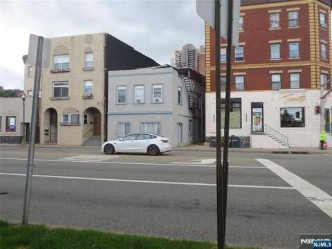 902 River Road 2, Edgewater, NJ 07020