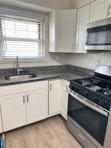 241 W Passaic Street 17B, Rochelle Park, NJ 07662