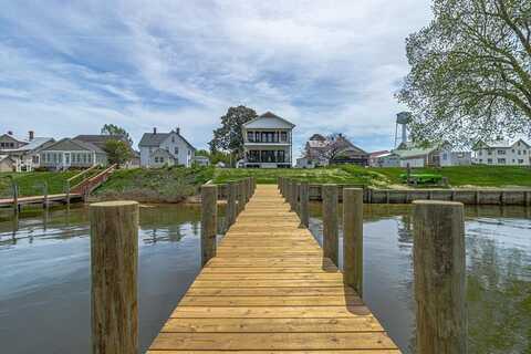 696 Main Street, Reedville, VA 22539