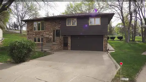 4316 VILLAGE GREEN CT, Sioux City, IA 51106