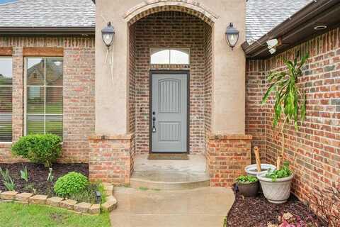 912 Lindsey Lane, Moore, OK 73160