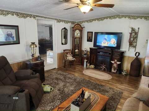 69 Wintergreen Dr., Fruitland Park, FL 34731