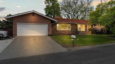 832 Upland Dr, Sunnyside, WA 98944