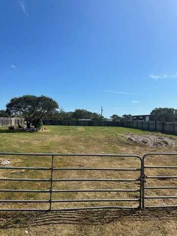 2124 Fort Worth St, ROCKPORT, TX 78382