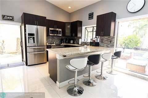510 Green River Ln, Davie, FL 33325