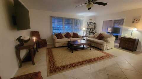 1252 Club Dr W, Delray Beach, FL 33445