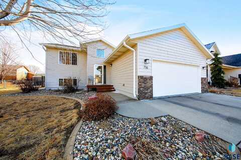 716 S 6th Ave, Brandon, SD 57005