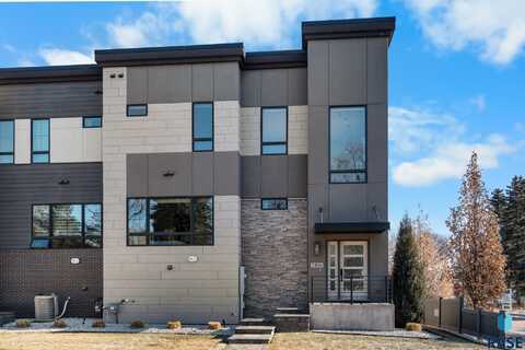 2816 S Oriya Pl, Sioux Falls, SD 57106