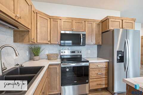 8020 E Tencate Pl, Sioux Falls, SD 57110