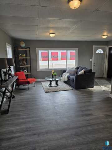 206 S Wind St, Flandreau, SD 57028