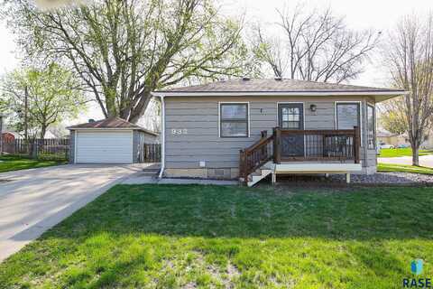 932 S Holt Ave, Sioux Falls, SD 57103