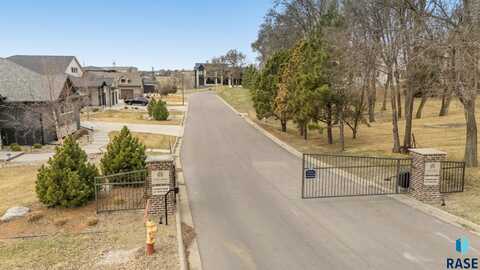 8509 E Torchwood Pl, Sioux Falls, SD 57110