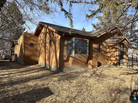 220 NE 9th St, Madison, SD 57042