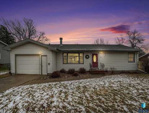1018 N Elm St, Luverne, MN 56156