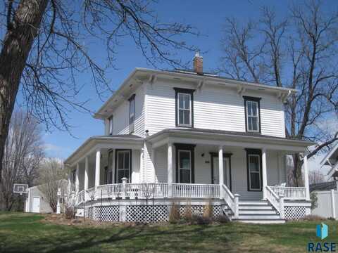 710 E 7th St, Dell Rapids, SD 57022