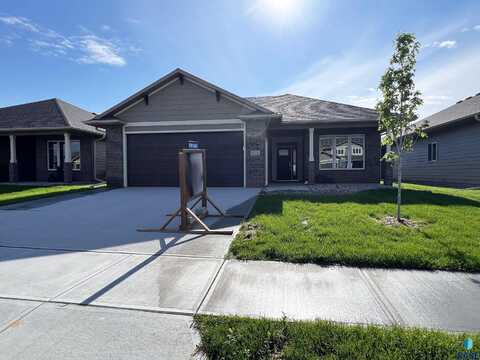 1512 S Meadowland Ave, Sioux Falls, SD 57106