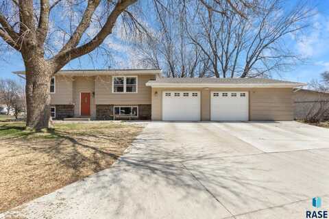 200 Perry Ln, Harrisburg, SD 57032