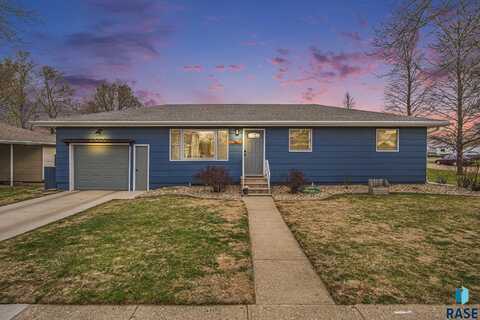 636 SE 4th St, Madison, SD 57042