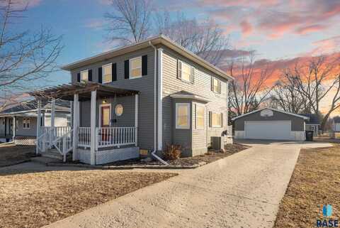 606 N 3rd St, Beresford, SD 57004