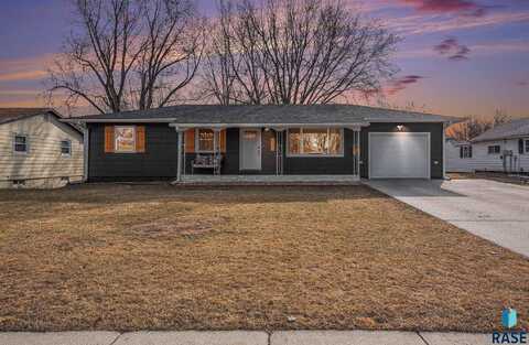 706 N Liberty Ave, Madison, SD 57042