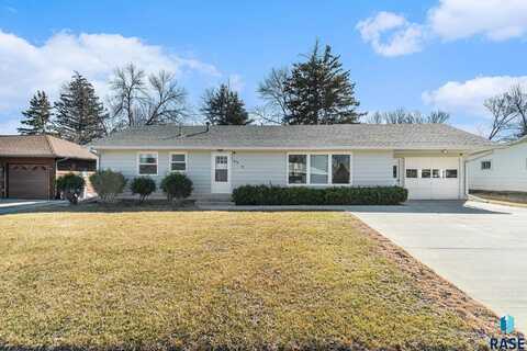 928 N Summit Ave, Madison, SD 57042