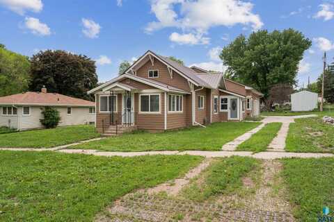 207 W 3rd St, Alcester, SD 57004