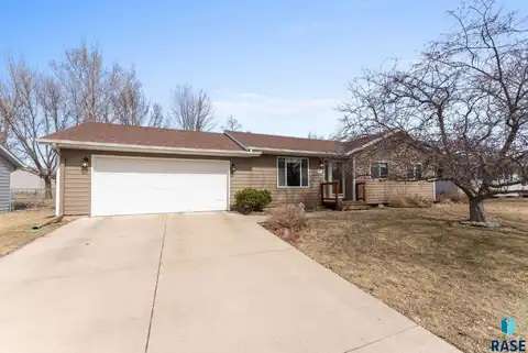 302 Mary Ln, Hartford, SD 57033