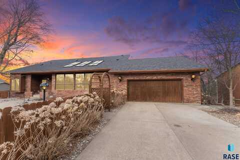 504 E Plum Creek Rd, Sioux Falls, SD 57105