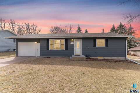 703 E 11th St, Dell Rapids, SD 57022