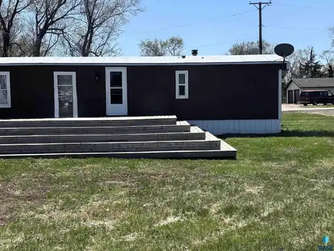 602 S 2nd Ave, Woonsocket, SD 57385
