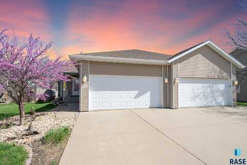1012 E Magnolia Dr, Brandon, SD 57005