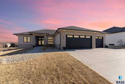 512 N Corsair Cir, Sioux Falls, SD 57110