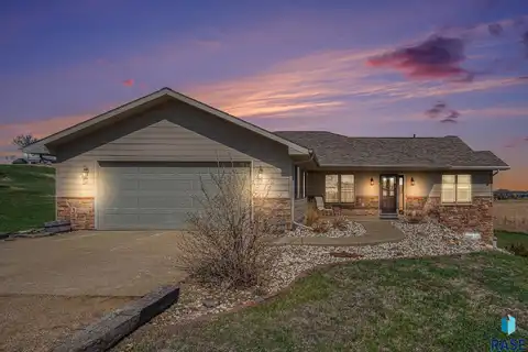 102 Round Lake Hills Dr, Wentworth, SD 57075