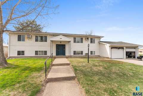 505 E 4th St, Canton, SD 57013