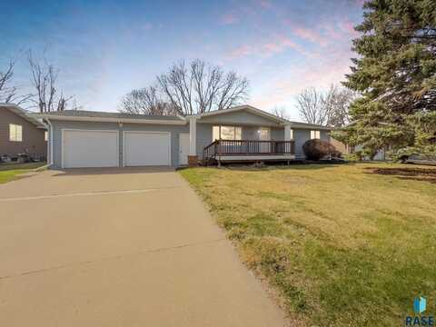 1013 S Academy St, Lennox, SD 57039