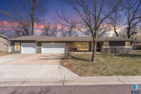 2220 E Sylvan Cir, Brandon, SD 57005